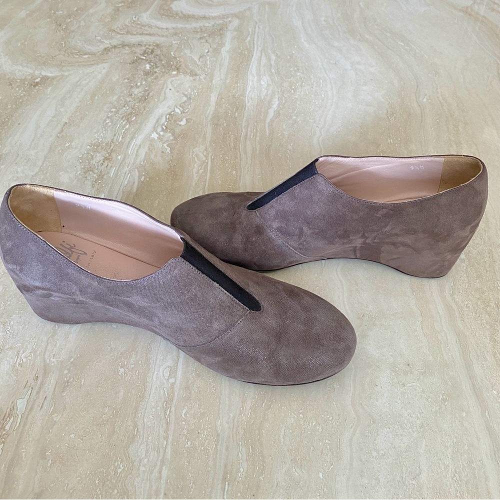 AMALFI by Rangoni Soft Metallic Suede Wedges